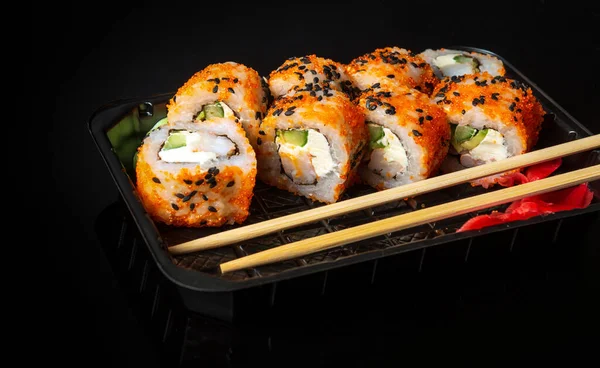 Sushi Tradicional Palillos Filadelfia Con Salmón Aguacate Queso Cocina Japonesa — Foto de Stock