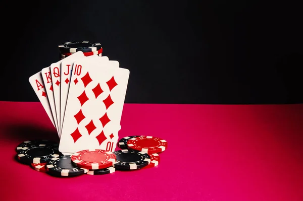 Покерные Карты Комбинацией Флеш Рояля Крупный План Игры Карты Фишки — стоковое фото