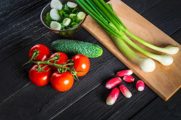 Młode Zielone Cebule Desce Zestaw Warzyw Dietę Sałatkową Gotowanie Sałatki — Zdjęcie stockowe