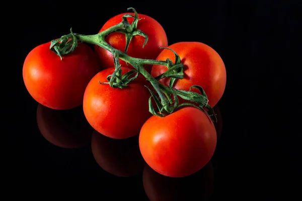 Tomates Cereja Frescos Com Sprig Isolado Fundo Preto Espaço Publicitário — Fotografia de Stock