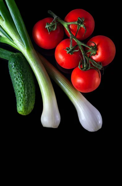 Zestaw Świeżych Sałatek Warzywnych Czerwone Pomidory Zielona Cebula Ogórkiem Czarnym — Zdjęcie stockowe