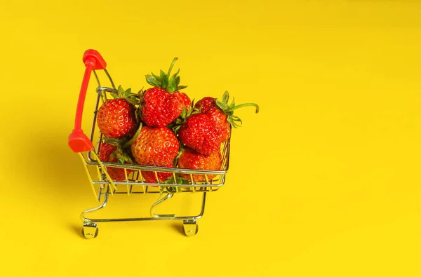 Morangos Frescos Carrinho Fundo Amarelo Feliz Conceito Compras Espaço Livre — Fotografia de Stock