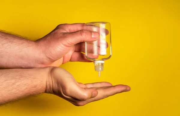 Menschliche Hände Verwenden Gel Desinfektionsmittel Antiseptisch Blase Glas Auf Gelbem — Stockfoto