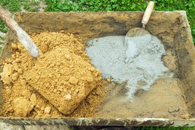 İnşaat aletleri, kum ve betonu karıştırmak için çimento. İnşaat alanında çalışma hazırlığı.