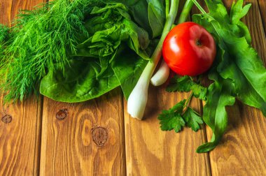 Klasik bir masada salata diyeti için sebze seti. Restoranın mutfağında salata pişirmek. Boş reklam alanı.