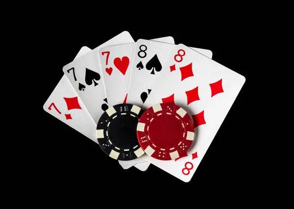 完全な家やフルボートの組み合わせでポーカーゲーム ポーカークラブの黒いテーブルの上のチップとカード — ストック写真