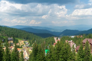 Ukrayna 'daki Dragobrat tatil beldesi ve Karpat dağlarının panoramik manzarası