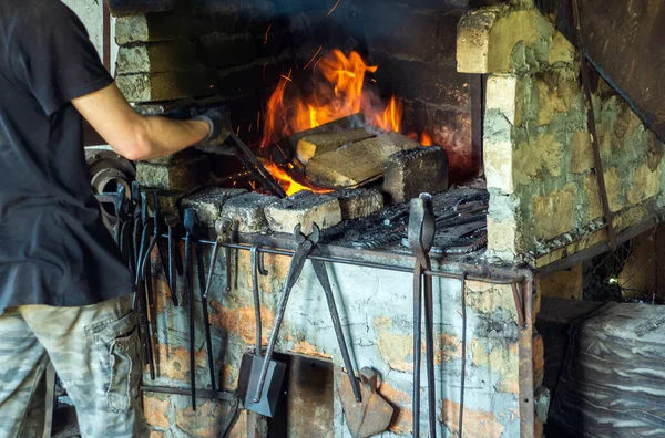Blacksmith Heats Metal Fire Workshop Working Environment Tools Old Smithy — Stock Photo, Image