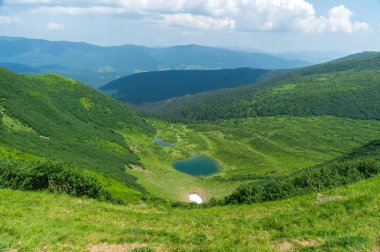 Ukrayna 'nın Karpat Dağları' nın Svidovets sırtındaki İvor Gölü manzarası
