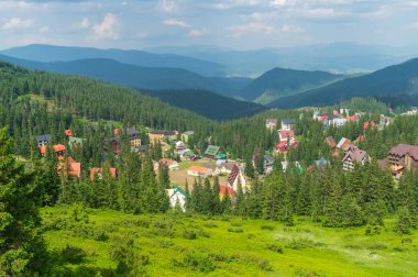 Ukrayna ve Karpatlar 'daki tatil köyünün panoramik manzarası veya Dragobrat köyü.