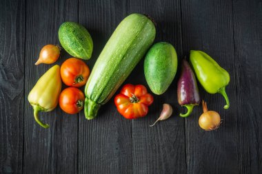 Antika bir masada salata diyeti için taze sebzeler. Restoranın mutfağında salata pişirmek. Boş reklam alanı.