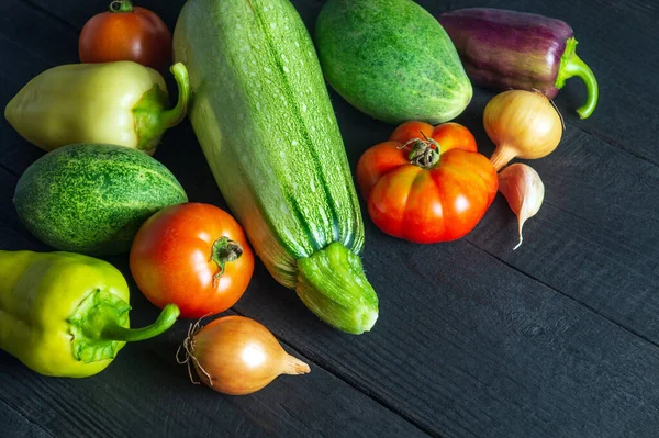 Duży Zestaw Świeżych Warzyw Diety Sałatkowej Zabytkowym Stole Gotowanie Sałatki — Zdjęcie stockowe