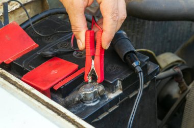 Eski araba aküsünü akü kablolarından elektrik kullanarak şarj et. Eski bir arabanın tamiri