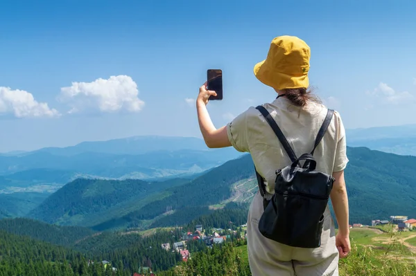 Traveler Hat Resting Nature Tourist Girl Photographs Panorama Mountains Mobile — Stock Photo, Image
