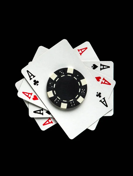 成功し 最大の勝利 4種類の組み合わせでポーカーゲーム 黒のテーブルの上のチップとカード — ストック写真