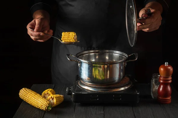 Ein Professioneller Koch Kocht Mais Großaufnahme Eines Kochs Beim Kochen — Stockfoto