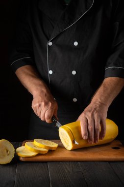 Şef olgun sarı iliğini bir bıçakla keser. Kızarmış kabak kahvaltı ya da öğle yemeği için harika bir diyettir. Restoranın mutfak masasında çalışma ortamı
