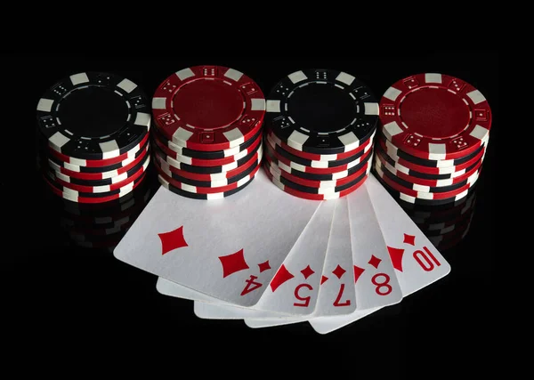 Gioco Poker Con Combinazione Colore Patatine Carte Sul Tavolo Nero — Foto Stock