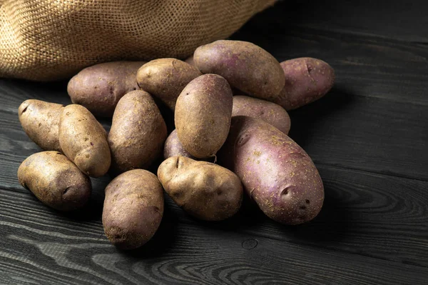 Куча Картофеля После Сбора Урожая Лежит Черных Деревянных Досках Картофельным — стоковое фото