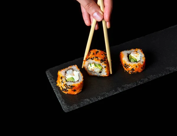 Mano Persona Toma Rollo Sushi Con Palos Sushi Tradicional Comida — Foto de Stock