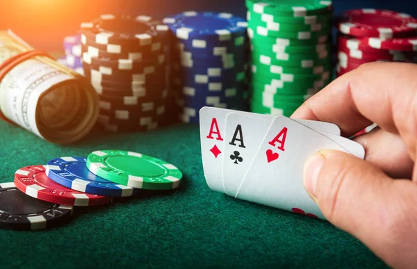 Póker Kártyák Háromféle Vagy Beállított Kombináció Szerencsejátékos Kéz Közelsége Kártyázik — Stock Fotó