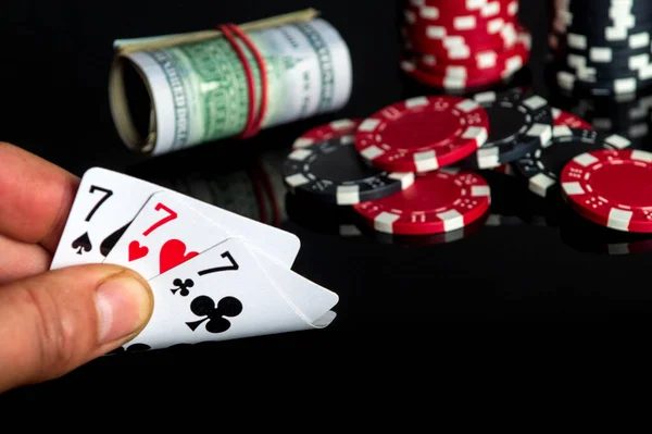 Karty Pokerowe Trójką Lub Zestawem Kombinacji Zbliżenie Rękę Hazardzisty Bierze — Zdjęcie stockowe