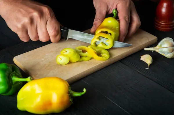 Chef Schneidet Paprika Für Salat Der Restaurantküche Großaufnahme Einer Köchin — Stockfoto