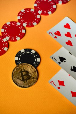 Renkli sahne, üç yediyi (üçünü veya üçünü temsil eden) gösteren oyun kartlarının yanında kırmızı ve siyah poker çiplerini gösterir.).