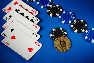 Dolu poker ya da dolu kartlar ve renkli fişler. Bitcoin geleneksel mavi masa oyununa modern bir dönüm noktası ekler.