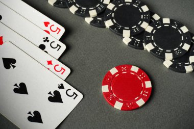 Masa dört çeşit kazanan kombinasyonlu kartlarla döşenmiş. Renkli çipler, dostluk yarışması için heyecan verici bir ortam yaratıyor..