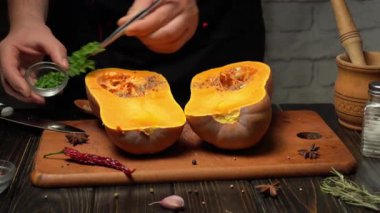 Mutfağa tereyağlı maydanoz serpiştiren bir şef lezzeti arttırmak için taze otlar ve baharatlar ekliyor. Sıcak atmosfer aşçılık yaratıcılığını davet ediyor.