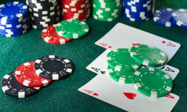 Poker masasında, başarılı bir çip galibiyeti aynı türden üç el ya da set ile elde edilir. Atmosfer heyecan dolu..