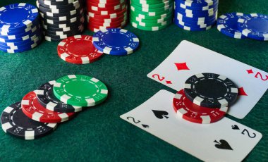 Renkli poker fişleri, ikili ya da yeşil keçeli masa üzerindeki bir çiftin yer aldığı oyun kartlarının yanına istiflenir ve oyun akşamı için canlı bir atmosfer yaratır..