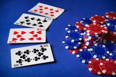 Yanında onlu ve poker fişleri olan dört kart. Arkadaşlar bu popüler kart oyununu oynamak için eğlenceli bir akşam için evde toplandılar..