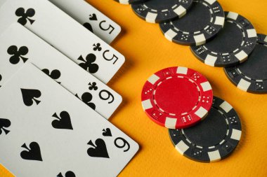 Pokerde iki çift iskambil kağıdının kombinasyonu. Kazanan bahis kırmızı ve siyah çiplerle oynanır. Kumarhanede oynamanın heyecanı artar..