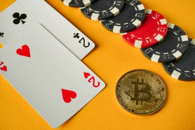 İki ikili ya da bir çiftin oyun kartı kombinasyonu. Kazanan bahis bir sürü fiş yerine bir Bitcoin ile oynanacak. Artan kumarhane heyecanı.