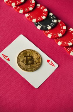 Kupa ası ve Bitcoin ile başarılı bir galibiyet öngörmek. Kumarhanede kırmızı masada poker oynama fikri.