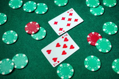 İki iskambil kâğıdı yeşil bir masaya yüzüstü yerleştiriliyor. Etrafı poker fişleri ile çevrili. Aile ve arkadaşlarla oyun gecesi..