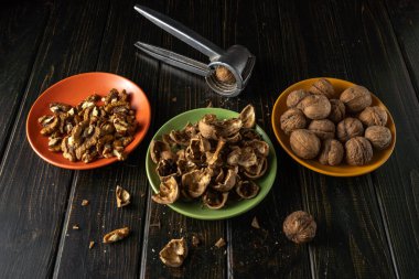 Hayalar kırılarak açılır ve koyu ahşap bir masada ayrı kaselere yerleştirilir. Kâseler hem kabuklu hem de kabuksuz fındık tutar. Fındıkkıran yakınlarda duruyor, mutfak aktivitesine ekleme yapıyor..
