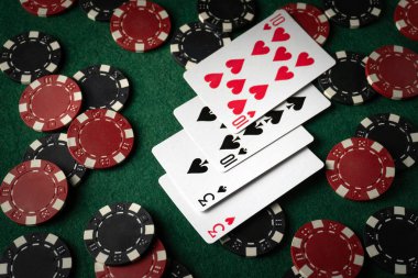 Bir sürü fiş arasında yeşil bir masada iki çift kağıt oynamak. Birileri pokerde kazanma konusunda şanslı olabilir..