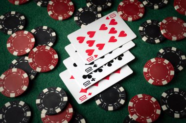 Bir sürü fiş arasında yeşil bir masada dört ya da dörtlü bir kombinasyonla kağıt oynamak. Birileri pokerde kazanma konusunda şanslı olabilir..