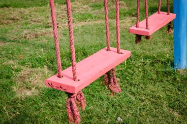 yeşil çim arka plan ile ahşap salıncak