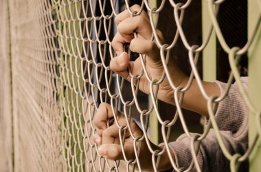 Çelik örgü çit ile el