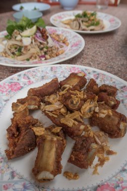 Kızarmış domuz kaburga sarımsak ve biber ile yedek