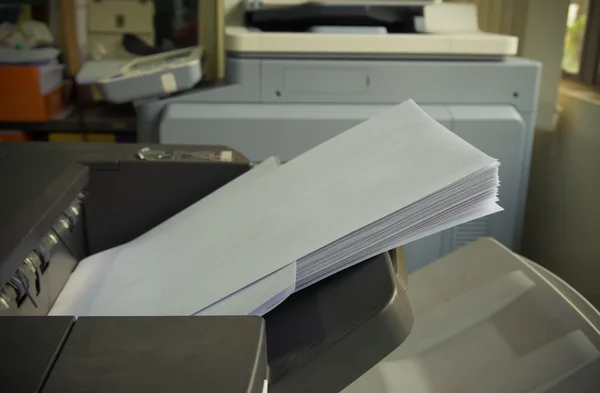 De lade van de printer met papier Stockafbeelding