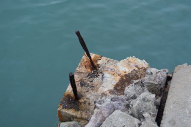 Çimento sütunlar üzerinde pas demir dağıldı.