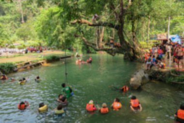 insanlar Vang Vieng mavi lagün Yüzme