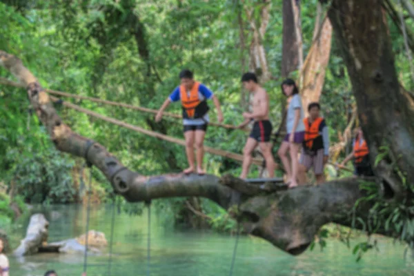 Άνθρωποι κολύμπι Vang Vieng στις μπλε λιμνοθάλασσα — Φωτογραφία Αρχείου