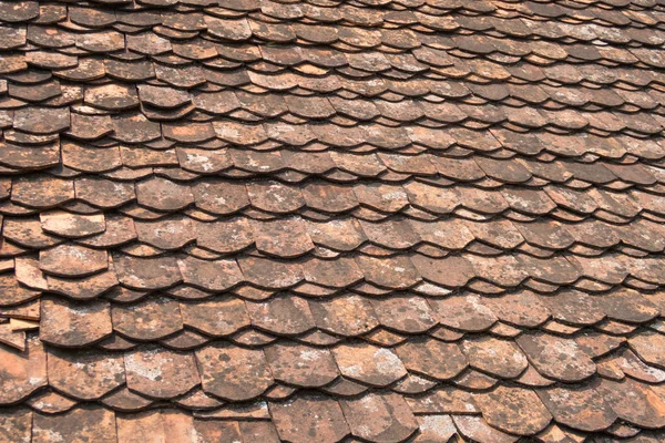Старая керамическая крыша храма — стоковое фото
