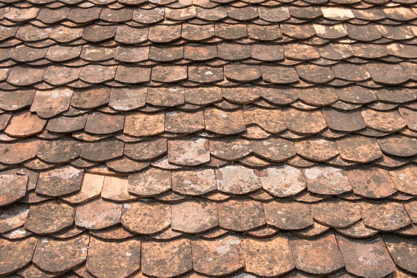 Старая керамическая крыша храма — стоковое фото